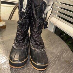 Khombu Waterproof Front-Zip Winter Boots Megan Black